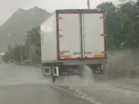 Sivrihisar’da sağanak etkili oldu, sürücüler zor anlar yaşadı
