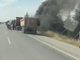 Sivrihisar’da seyir halindeki tırın dorse lastiği tutuştu
