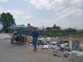 Sokağa evsel atık atarken fotoğraflandı
