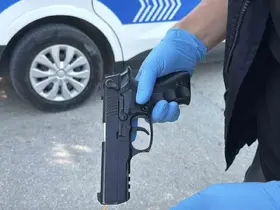 Sokak ortasındaki kavga sonrasında okulun önündeki çöp kutusunda tabanca çıktı
