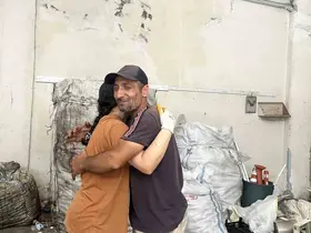 Sokaklarda kağıt toplayarak okuttuğu kızı, üniversiteyi birincilikle bitirdi
