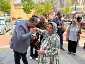 Sokaklardaki annelere karanfil dağıttılar
