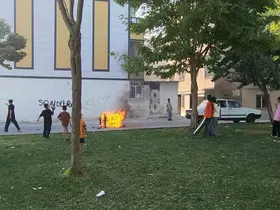 Sokaktaki koltuğu ateşe veren çocuklar sonra söndürmeye çalıştı
