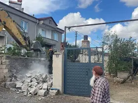 Sorgun Belediyesi kaçak yapıları yıkıyor
