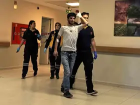 Spiralle demir keserken yaralandı
