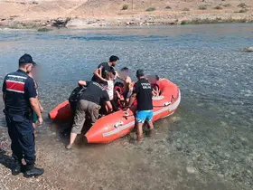 Su seviyesinin yükselmesiyle mahsur kalan 10 kişi botla kurtarıldı
