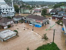 Sular yükseldi, mahalle göle döndü: Eğitime bir gün ara verildi
