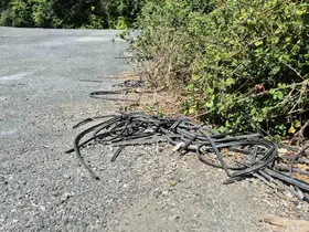 Sultangazi’de 20 ailenin yaşadığı sokağa bir kamyon atık döküp kaçtı

