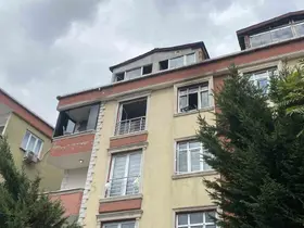 Sultangazi’de çocuk odasında başlayan yangın tüm daireyi sardı: Bina tedbir amaçlı boşaltıldı
