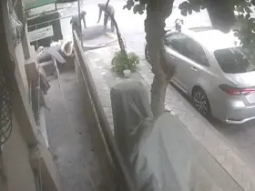 Sultangazi’de hurdacılar çöp konteynerini "atölyeye" çevirdi
