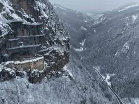Sümela Manastırı beyaza, Altındere Vadisi sessizliğe büründü
