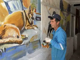 Süpürgesiyle temizlik, fırçasıyla sanat yapıyor

