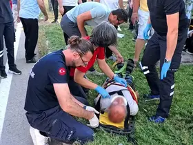 Sürücüsü rahatsızlanan servis minibüsü refüje çıktı: 6 yaralı
