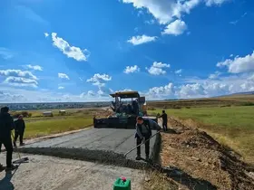 Susuz Kırçiçeği köyünde 1,5 kilometrelik beton yol çalışması başladı
