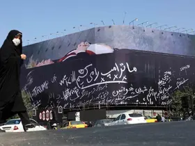 Tahran’ın kalbindeki meydana "tabutta yatan Trump" afişi asıldı
