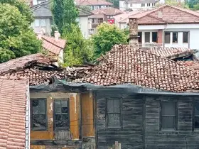 Tarihi binanın çatısı sağanak yağış sonrası çöktü
