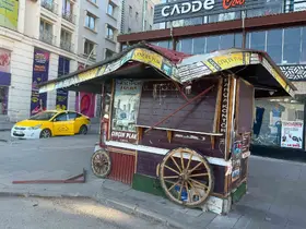 Tarihi büfe otobüs çarpmasıyla hasar gördü
