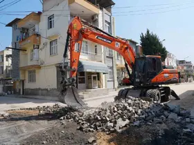Tarsus’ta 17 sokak 10 bin ton sıcak asfaltla yenilendi
