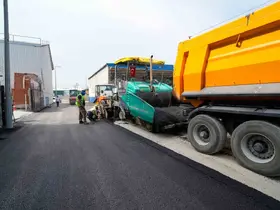 Tarsus’ta 23 sokakta sıcak asfalt çalışması
