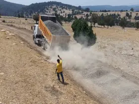 Tarsus’ta kırsal mahallelerde yol çalışmaları sürüyor
