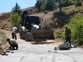 Tarsus’ta kırsal mahallelerin yolları parkeyle yenileniyor
