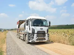 Tarsus’ta kırsal yollar sathi asfaltla yenileniyor
