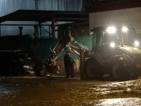 Taşan Kepez Çayı’nda mahsur kalan araç iş makinası yardımı ile kurtarıldı
