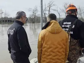 Taşkında mahsur kalan atlar için botlarla seferberlik
