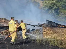 Taşova’da ağıl, samanlık ve 2 bağevi yandı
