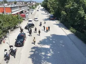 Tatbikatta korkan çocuklara polis şefkati
