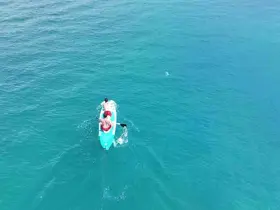 Tatilciler şişme kanolarla turkuaz denize açıldı
