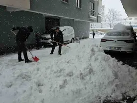 Tatvan’da kar kalınlığı 1 metreye ulaştı
