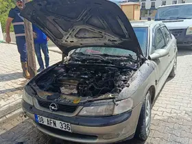 Tatvan’da park halindeki otomobil alev aldı
