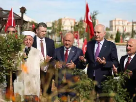 TBMM Başkanı Kurtulmuş, Adıyaman’da Deprem Şehitleri Mezarlığı’nı ziyaret etti
