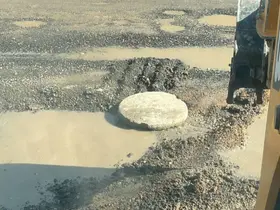 Tehlike saçan lağım çukuru kapatıldı
