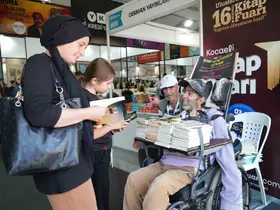 Tek parmağıyla 27 kitap yazdı
