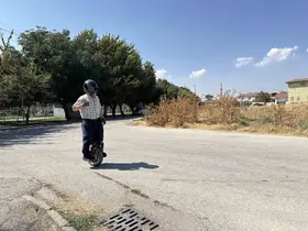 ’Tek teker’ üzerinde 4 bin kilometre gezen 60’lık delikanlıyı görenler şaşırıyor

