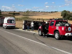 Tekirdağ’da iki araç birbirine sürttü, kamyonet devrildi
