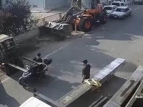 Tekirdağ’da pes dedirten kaza: Motosikletli forkliftin demir ayaklarına çarptı
