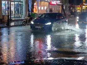 Tekirdağ’da şiddetli yağış: Cadde göle döndü, sürücüler zorlandı
