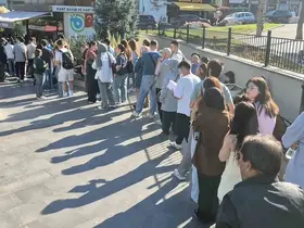 Tekirdağ’da üniversiteliler kart kuyruğunda saatlerce bekledi
