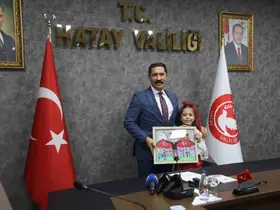 ’TEKNOFEST Mavi Vatan’ yarışmasında birinci olan minik ressam Asya, Valiyi resmettiği çalışmasında gönülleri fethetti
