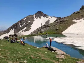 Temmuz ayında buzlu gölde yüzme keyfi
