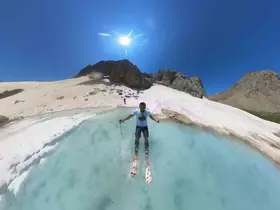 Temmuz ayında donmuş gölün üzerinde kayak, gökyüzünde paraşüt

