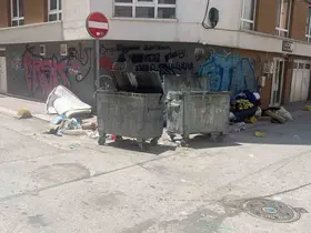 Tepebaşı’ndaki sokaklarda çevre ve görüntü kirliliğine sebep olan çöpler
