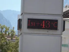Termometrelerin 43 dereceyi gösterdiği Antalya’da sahiller doldu
