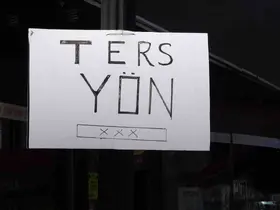 Ters yöne giren araçlar bıktırdı, esnaf kendi çözümünü buldu
