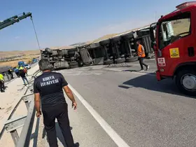 TIR devrildi, sürücü kurtarıldı