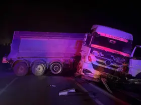 Tır refüjü aşıp karşı şeride geçti: 2 yaralı
