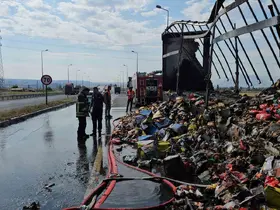 Tırın dorsesinde çıkan yangını itfaiye söndürdü
